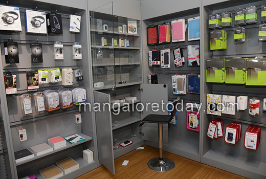 Mangaluru: Robbery at Apple showroom; items worth Rs. 20 lac looted 1